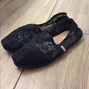 Black lace toms